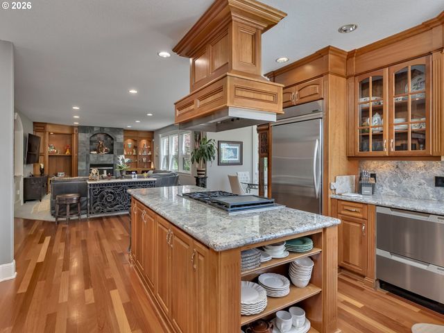 9718 Nw SKYVIEW Dr, Portland, OR 97231