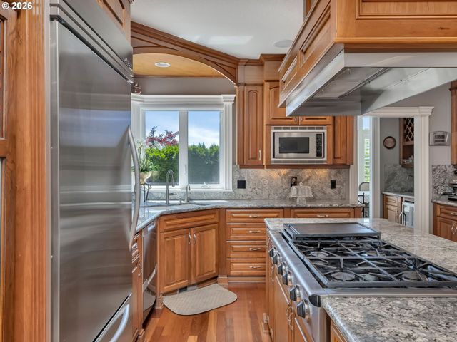 9718 Nw SKYVIEW Dr, Portland, OR 97231