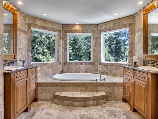 9718 Nw SKYVIEW Dr, Portland, OR 97231