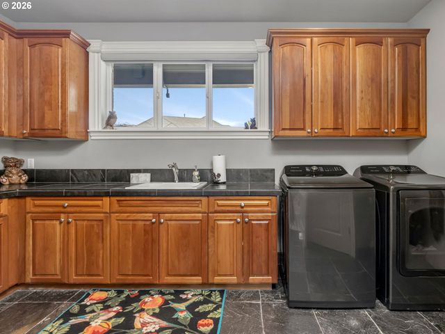 9718 Nw SKYVIEW Dr, Portland, OR 97231