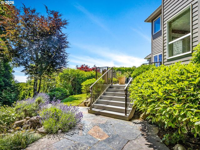 9718 Nw SKYVIEW Dr, Portland, OR 97231