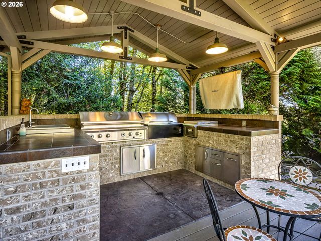 9718 Nw SKYVIEW Dr, Portland, OR 97231