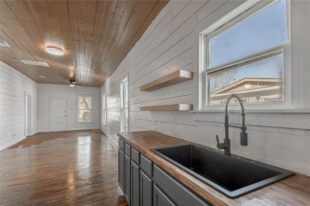 703 Avenue J, Huntsville, TX 77320