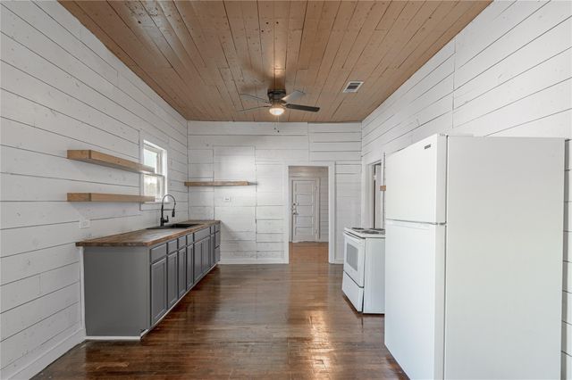 703 Avenue J, Huntsville, TX 77320