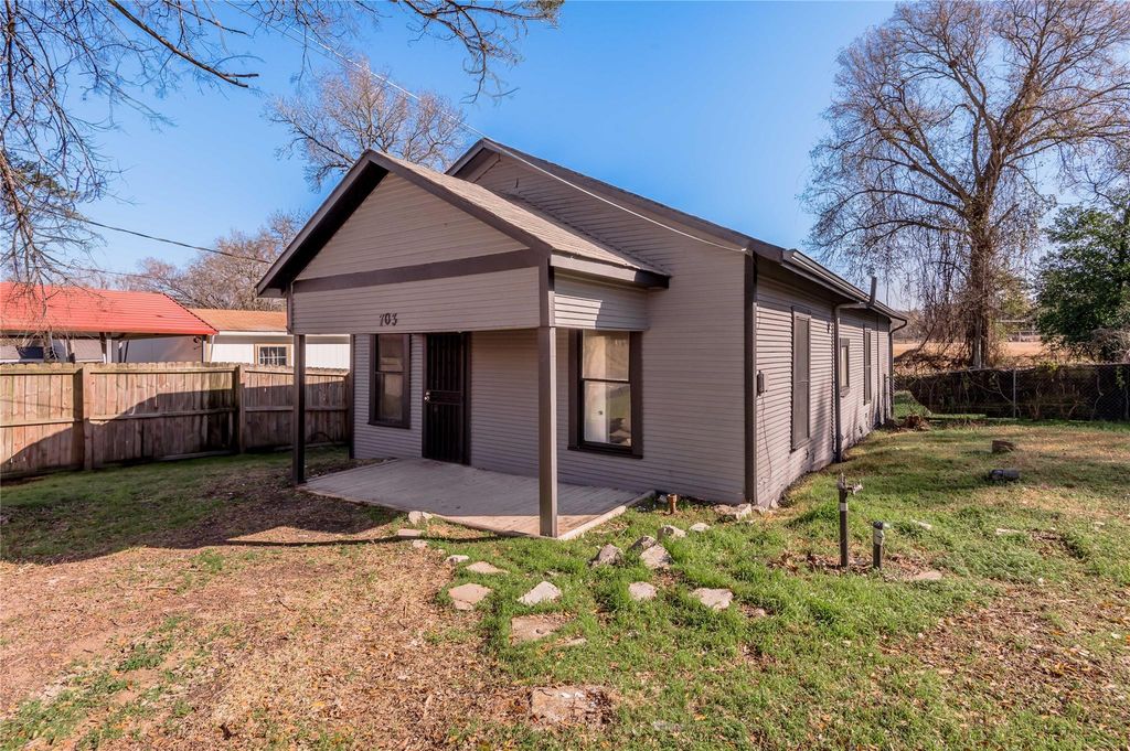 703 Avenue J, Huntsville, TX 77320