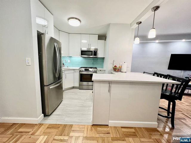 2100 Linwood Avenue 17E, Fort Lee, NJ 07024