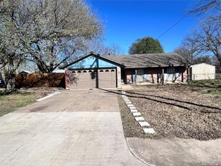 726 N Cummings Drive, Alvarado, TX 76009
