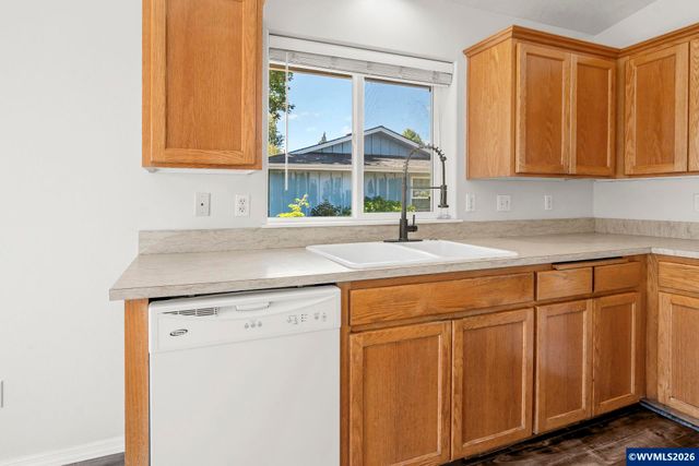 955 Margaret St E, Monmouth, OR 97361