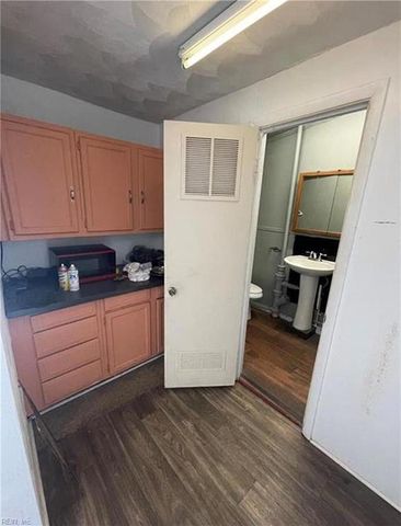 1300 Bainbridge BLVD, Chesapeake, VA 23324