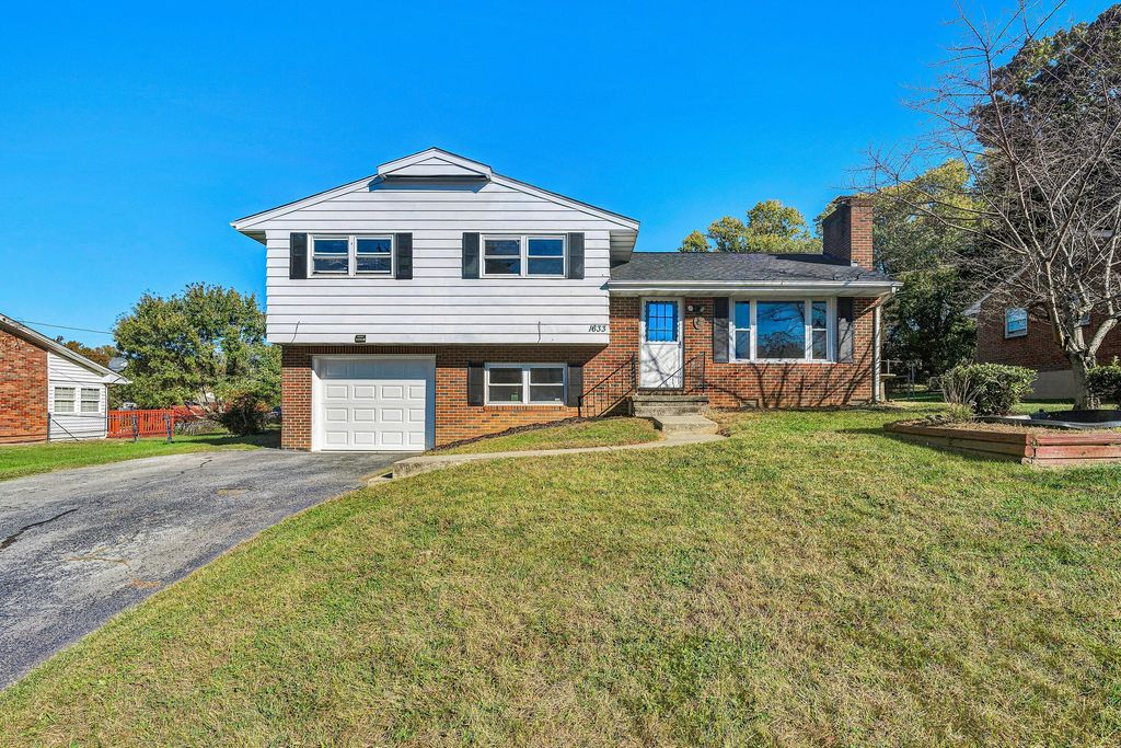 1633 Angus RD, Roanoke, VA 24017
