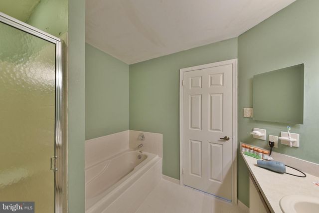 14 NUTMEG PL, Newtown, PA 18940