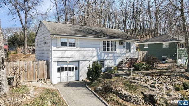 50 Knolls Road, Bloomingdale, NJ 07403