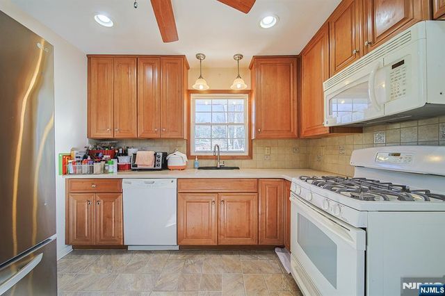 50 Knolls Road, Bloomingdale, NJ 07403