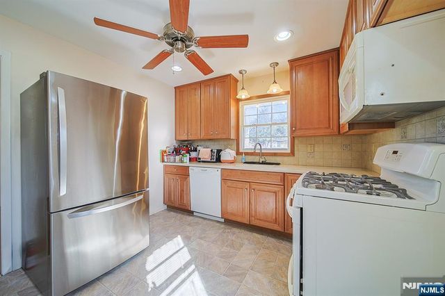 50 Knolls Road, Bloomingdale, NJ 07403