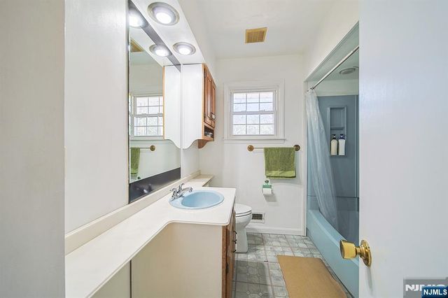 50 Knolls Road, Bloomingdale, NJ 07403