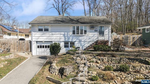 50 Knolls Road, Bloomingdale, NJ 07403