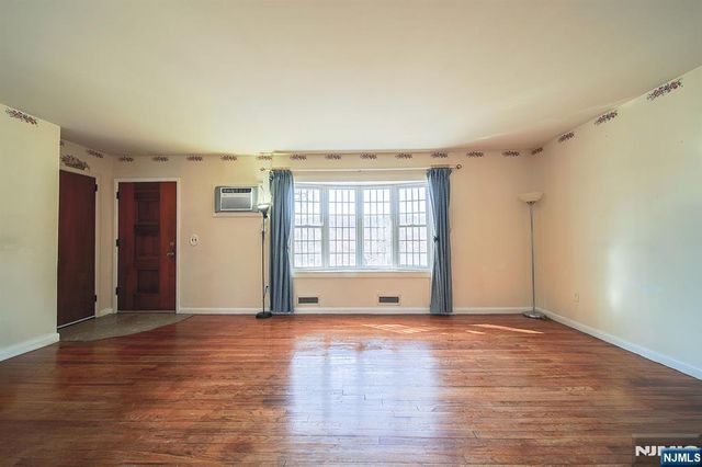 50 Knolls Road, Bloomingdale, NJ 07403