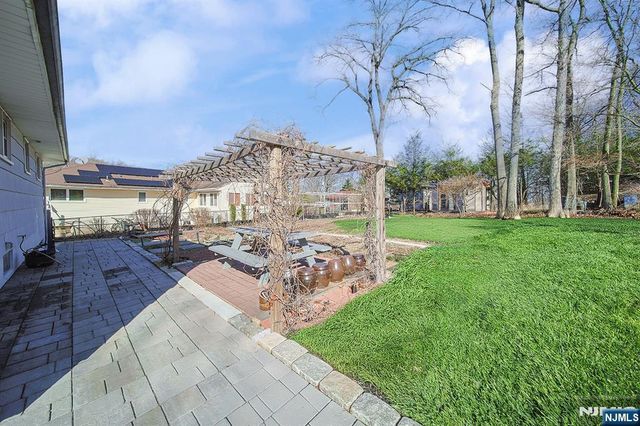 50 Knolls Road, Bloomingdale, NJ 07403