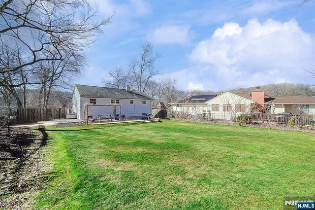 50 Knolls Road, Bloomingdale, NJ 07403
