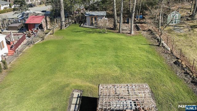 50 Knolls Road, Bloomingdale, NJ 07403