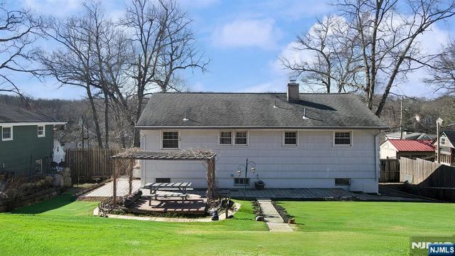 50 Knolls Road, Bloomingdale, NJ 07403