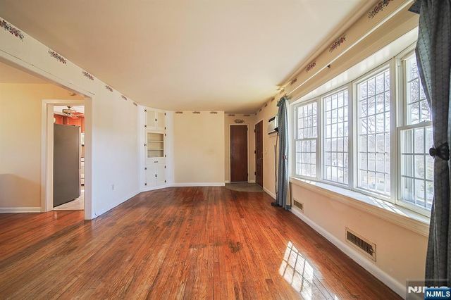 50 Knolls Road, Bloomingdale, NJ 07403