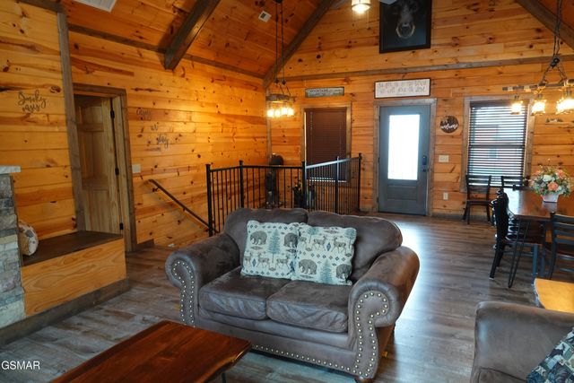 3226 White Falcon Way, Pigeon Forge, TN 37862