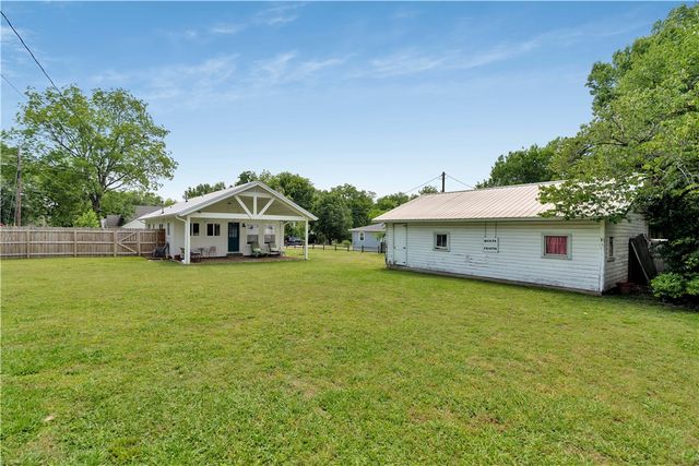 512 E Buchanan Street, Prairie Grove, AR 72753