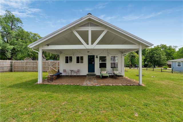 512 E Buchanan Street, Prairie Grove, AR 72753