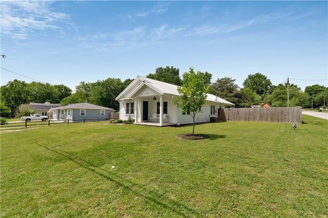 512 E Buchanan Street, Prairie Grove, AR 72753