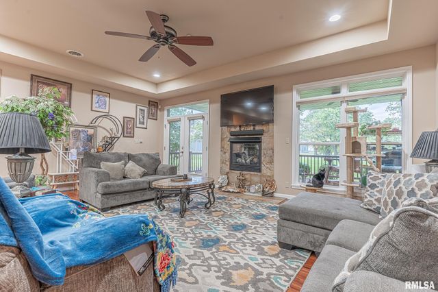 2022 W MAIN Street, Salem, IL 62881