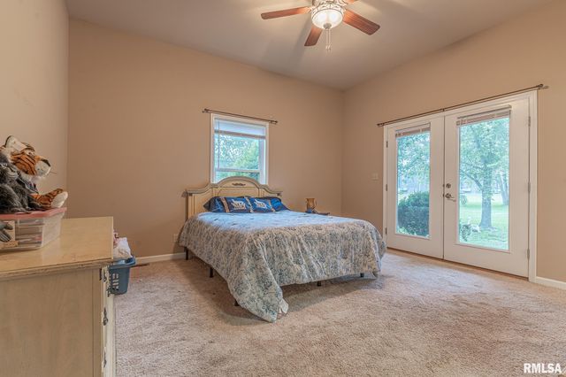 2022 W MAIN Street, Salem, IL 62881