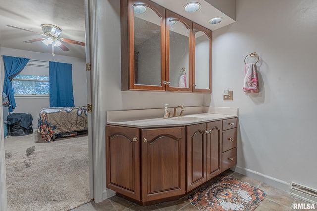 2022 W MAIN Street, Salem, IL 62881