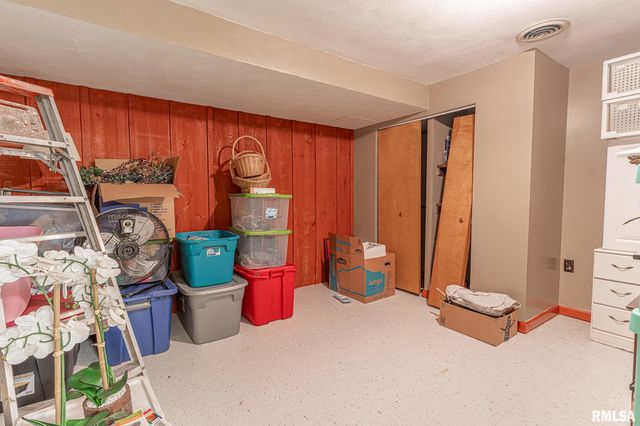 2022 W MAIN Street, Salem, IL 62881