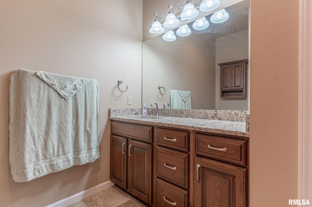 2022 W MAIN Street, Salem, IL 62881