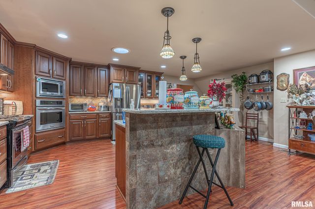 2022 W MAIN Street, Salem, IL 62881