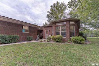 2022 W MAIN Street, Salem, IL 62881