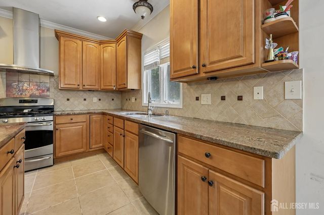 6 Willow Drive, Edison, NJ 08820