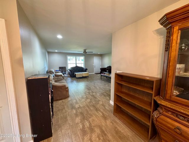 55 Tom Walker Ln, Coxs Creek, KY 40013