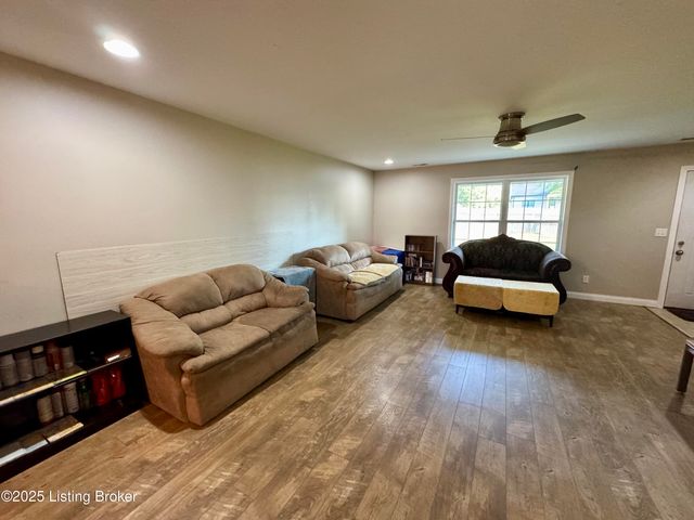 55 Tom Walker Ln, Coxs Creek, KY 40013