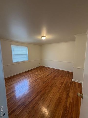 6882 Country Lane, Dearborn Heights, MI 48127