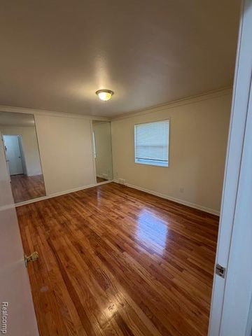 6882 Country Lane, Dearborn Heights, MI 48127