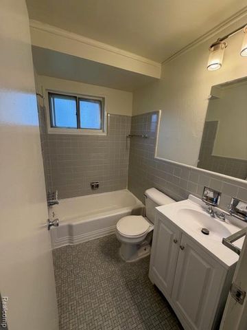 6882 Country Lane, Dearborn Heights, MI 48127