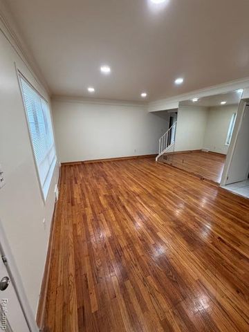 6882 Country Lane, Dearborn Heights, MI 48127