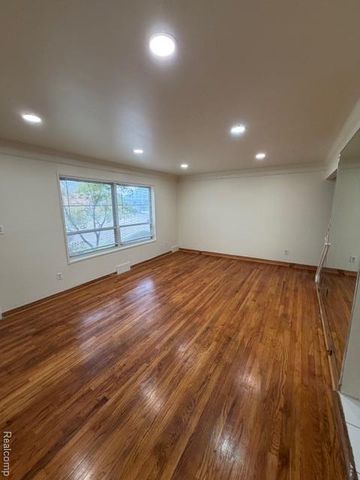 6882 Country Lane, Dearborn Heights, MI 48127