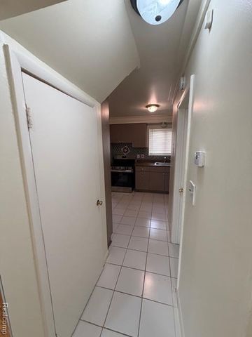 6882 Country Lane, Dearborn Heights, MI 48127