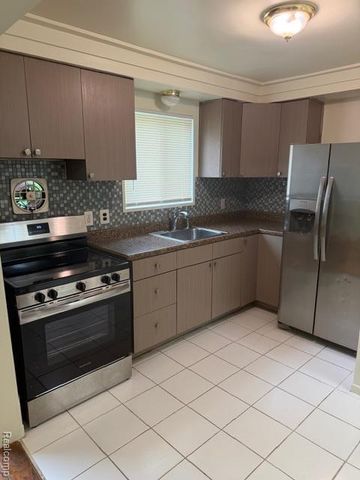 6882 Country Lane, Dearborn Heights, MI 48127