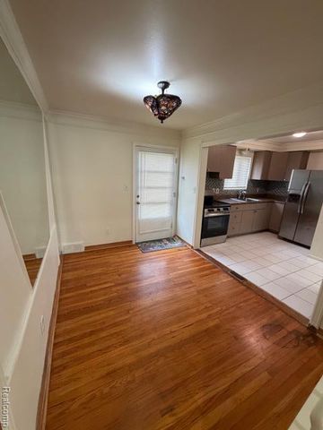 6882 Country Lane, Dearborn Heights, MI 48127