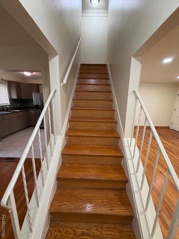 6882 Country Lane, Dearborn Heights, MI 48127