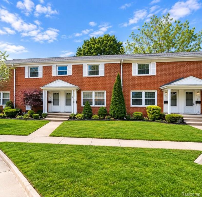 6882 Country Lane, Dearborn Heights, MI 48127